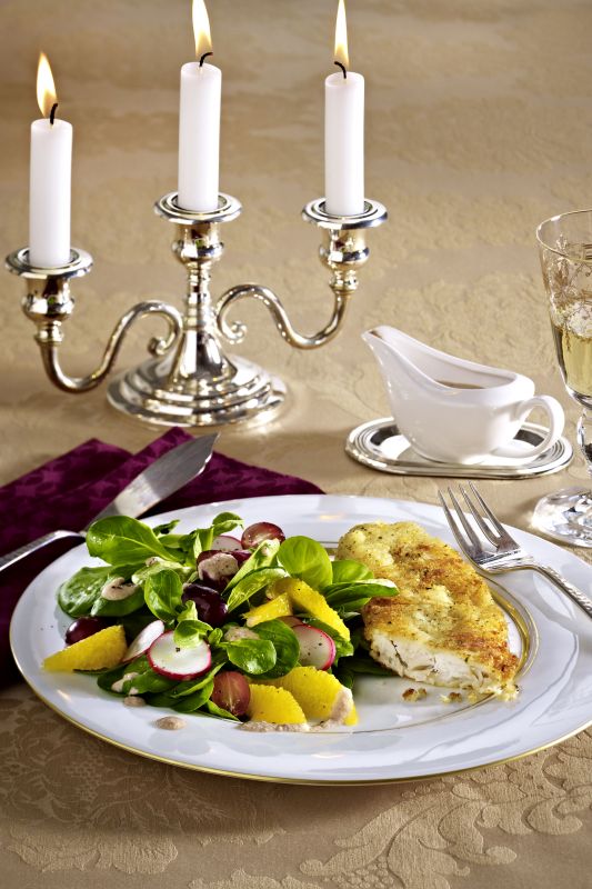 Fischgenuss mit herbstlich-winterlichen Aromen: Der Feldsalat mit Orangen-Walnuss-Dressing sorgt für ein besonderes Geschmackserlebnis. Foto: djd/www.iglo.de